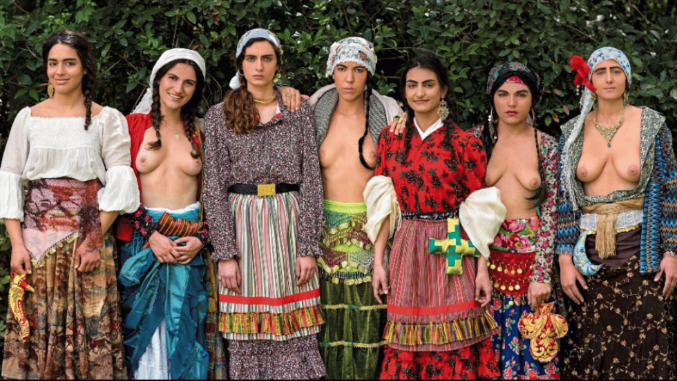 Μαρία Παπαδημητρίου, «Firma Gypsy Globales», 2014, φωτογραφία σε πλεξιγκλάς