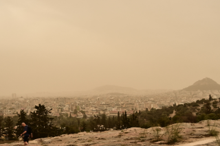 Σε πτώση η θερμοκρασία, ανυποχώρητη η σκόνη - Χιόνια στα ορεινά