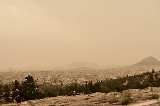 Σε πτώση η θερμοκρασία, ανυποχώρητη η σκόνη - Χιόνια στα ορεινά