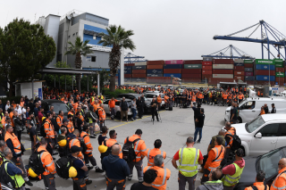 Κινητοποιήσεις από τους λιμενεργάτες στον Πειραιά: «Δεν θα γίνουμε κρίκος στην αλυσίδα μεταφοράς πολεμικού υλικού»