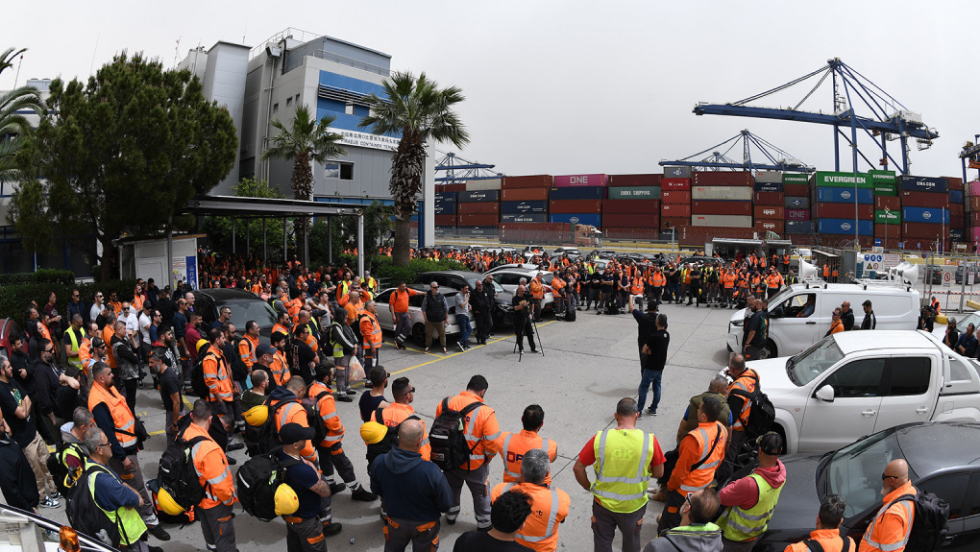 Κινητοποιήσεις από τους λιμενεργάτες στον Πειραιά: «Δεν θα γίνουμε κρίκος στην αλυσίδα μεταφοράς πολεμικού υλικού»