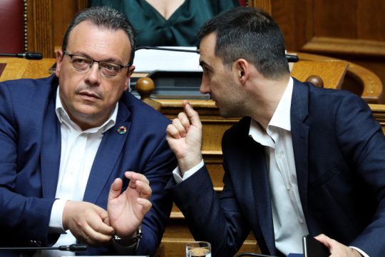 Φάμελλος και Χαρίτσης ζητούν άμεση σύγκληση Συμβουλίου πολιτικών αρχηγών