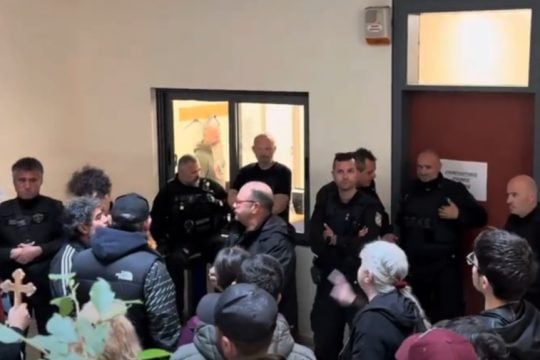 Εισβολή σε εκδήλωση με τον Κατσαδιώτη
