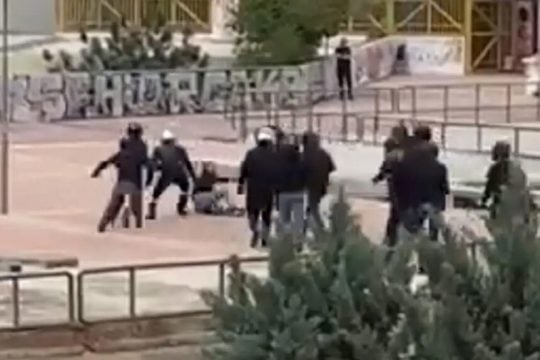 Από την προχτεσινή επίθεση κρανοφόρων στην Πολυτεχνειούπολη
