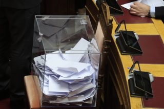 Ψηφοφορία με κάλπη στη Βουλή για την προανακριτική για τα Τέμπη