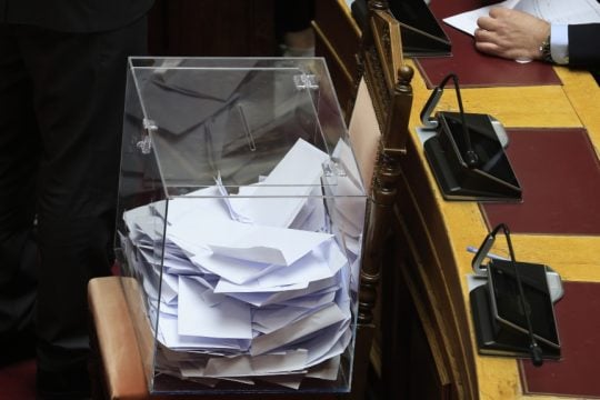 Ψηφοφορία με κάλπη στη Βουλή για την προανακριτική για τα Τέμπη
