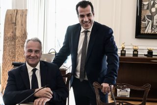 Θάνος Πλεύρης αντί Μάκη Βορίδη στο υπουργείο Μετανάστευσης και Ασύλου, σαν να λέμε άλλαξε ο Μανωλιός κι έβαλε τα ρούχα του αλλιώς