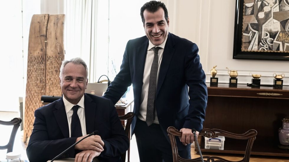 Θάνος Πλεύρης αντί Μάκη Βορίδη στο υπουργείο Μετανάστευσης και Ασύλου, σαν να λέμε άλλαξε ο Μανωλιός κι έβαλε τα ρούχα του αλλιώς