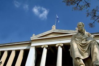 Ο Αδαμάντιος Κοραής στα Προπύλαια του Πανεπιστημίου δείχνει σκεπτικός με όσα συμβαίνουν στο εσωτερικό του
