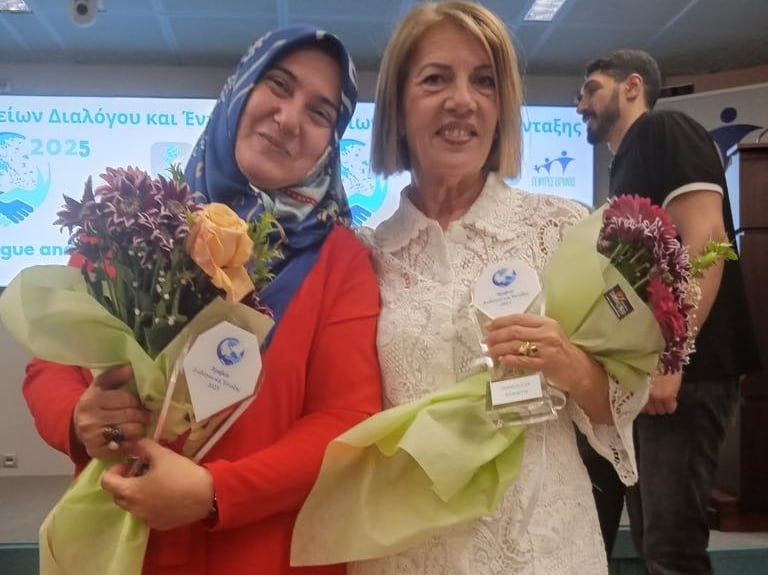 Από αριστερά: Γκιουλ Τσάλις, Πηνελόπη Κουνιστή. Στο βάθος διακρίνεται ο Ενές Καντέρ Φρίντομ