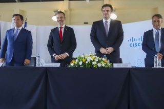 Πριν από πέντε χρόνια στη Θεσσαλονίκη οι τότε υπουργοί Ανάπτυξης και Επενδύσεων Αδωνις Γεωργιάδης, Ψηφιακής Διακυβέρνησης Κυριάκος Πιερρακάκης και ο τότε δήμαρχος Θεσσαλονίκης Κωνσταντίνος Ζέρβας υπέγραψαν το μνημόνιο συνεργασίας με τη Cisco.