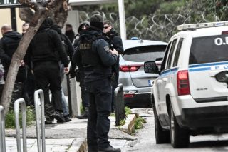 Εικόνες από τη μεταφορά των κατηγορουμένων στον ανακριτή