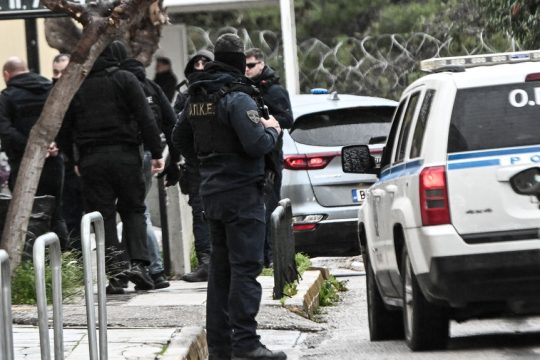 Εικόνες από τη μεταφορά των κατηγορουμένων στον ανακριτή