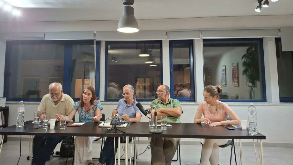 Οι ομιλήτριες και οι ομιλητές στη συζήτηση για το εάν υπάρχει απάντηση στη βία των ανηλίκων