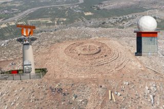Οι θέσεις των ραντάρ που με βάση τη μελέτη ετοιμάζονται να τοποθετήσουν δίπλα στο μνημείο η Λίνα Μενδώνη και ο Νίκος Ταχιάος (Απεικόνιση «Εφ.Συν.»)