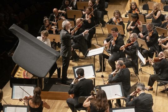 Ο Βασίλης Χριστόπουλος διευθύνει την ΚΟΑ στις «Εικόνες από μία έκθεση» του Μούσοργκσκι