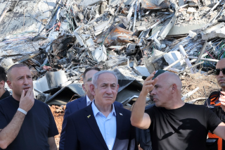 Ο Μπενιαμίν Νετανιάχου στο Επιστημονικό Ινστιτούτο Βάιζμαν στην πόλη Ρεχοβότ, που επλήγη από ιρανικό πύραυλο