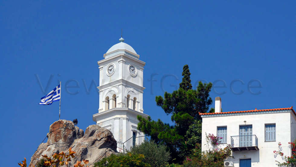 Το χαρακτηριστικό Ρολόι δεσπόζει πάνω από το λιμάνι