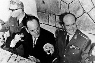 Ο πρώτος δικτάτορας Παπαδόπουλος μαζί με τον Ιωαννίδη, που τον ανέτρεψε (δεξιά), και μαζί με τον Γκιζίκη (αριστερά) τον διαδέχτηκαν.