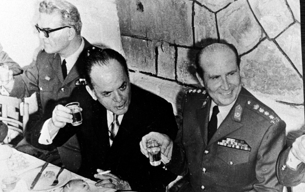 Ο πρώτος δικτάτορας Παπαδόπουλος μαζί με τον Ιωαννίδη, που τον ανέτρεψε (δεξιά), και μαζί με τον Γκιζίκη (αριστερά) τον διαδέχτηκαν.