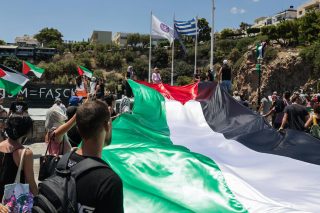 Οι διαδηλωτές άπλωσαν μια τεράστια παλαιστινιακή σημαία ακριβώς απέναντι από το κρουαζιερόπλοιο