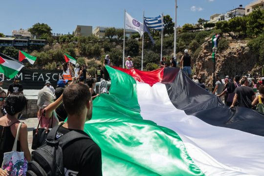 Οι διαδηλωτές άπλωσαν μια τεράστια παλαιστινιακή σημαία ακριβώς απέναντι από το κρουαζιερόπλοιο