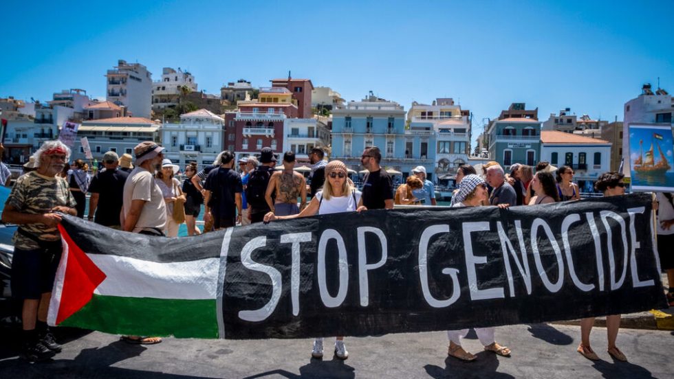 Πανό για την Γάζα στο λιμάνι στα Χανιά