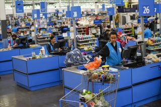 Οι δασμοί του Τραμπ επηρεάζουν το 75% των τροφίμων που εισάγονται στις ΗΠΑ, επιβαρύνοντας κυρίως τα φτωχότερα νοικοκυριά