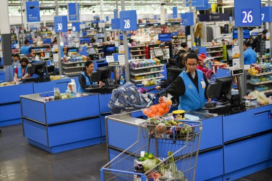 Οι δασμοί του Τραμπ επηρεάζουν το 75% των τροφίμων που εισάγονται στις ΗΠΑ, επιβαρύνοντας κυρίως τα φτωχότερα νοικοκυριά