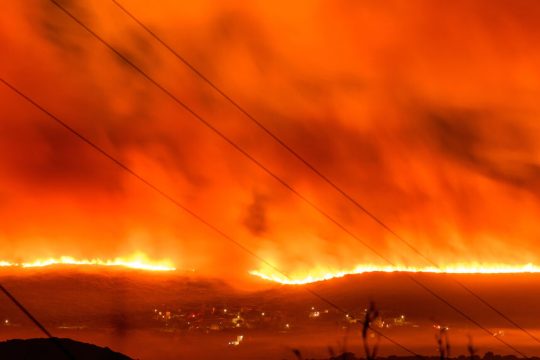 H φωτιά κατακαίει τα πάντα στο πέρασμά της στην περιοχή του Δρυμώνα στα Κύθηρα