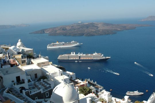 Η Σαντορίνη αποτελεί αγαπημένο προορισμό για τα κρουαζιερόπλοια