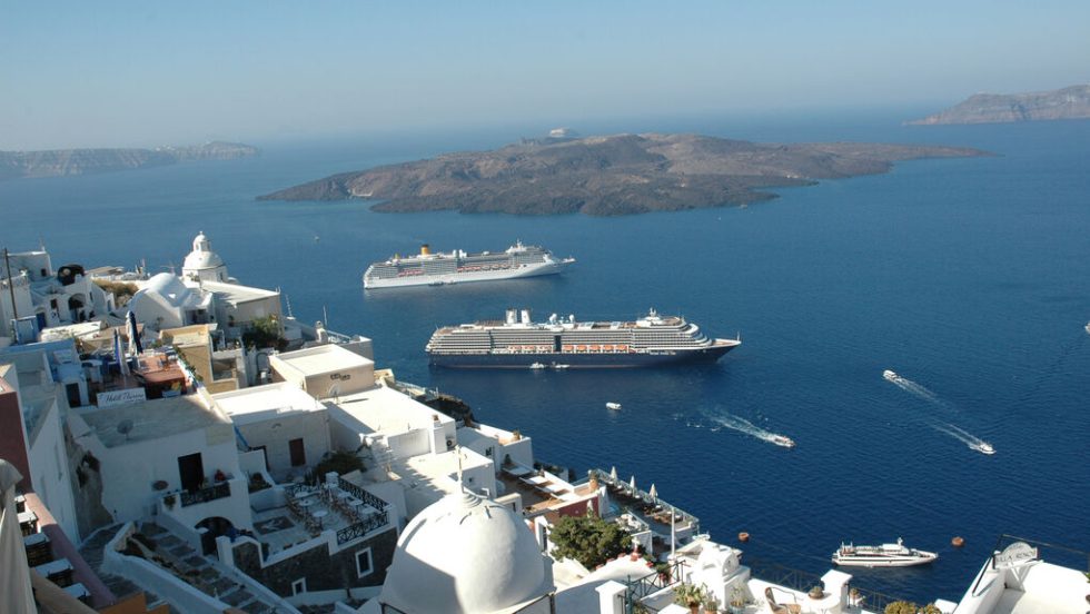 Η Σαντορίνη αποτελεί αγαπημένο προορισμό για τα κρουαζιερόπλοια