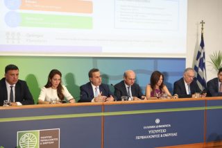 Συνέντευξη Τύπου Χατζηδάκη και Παπασταύρου, με τη συμμετοχή των Σοφία Ζαχαράκη (υπουργός Παιδείας), Τάκη Θεοδωρικάκου (υπουργός Ανάπτυξης), Βασίλη Κικίλια (υπουργός Ναυτιλίας), Κώστα Κυρανάκη (υπουργός Υποδομών και Μεταφορών) και Δόμνα Μιχαηλίδου (υπουργός Κοινωνικής Συνοχής).
