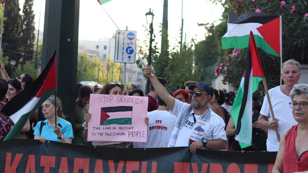 Από τη χθεσινή διαμαρτυρία έξω από τη βρετανική πρεσβεία για τις διώξεις κατά της Palestine Action