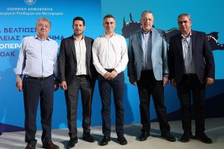 Ολόκληρη η ηγεσία του υπουργείου Υποδομών «μετακόμισε» στην Κρήτη για την παρουσίαση έργων σε μήκος 50 χλμ. Από αριστερά ο περιφερειάρχης και ο αναπληρωτής υπουργός, ο υπουργός, ο υφυπουργός και ο γενικός γραμματέας