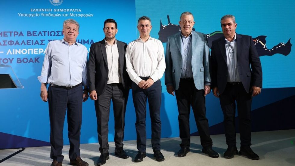 Ολόκληρη η ηγεσία του υπουργείου Υποδομών «μετακόμισε» στην Κρήτη για την παρουσίαση έργων σε μήκος 50 χλμ. Από αριστερά ο περιφερειάρχης και ο αναπληρωτής υπουργός, ο υπουργός, ο υφυπουργός και ο γενικός γραμματέας
