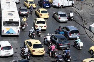 Αυτοκινητα και δικυκλα σε δρομο της Αθήνας