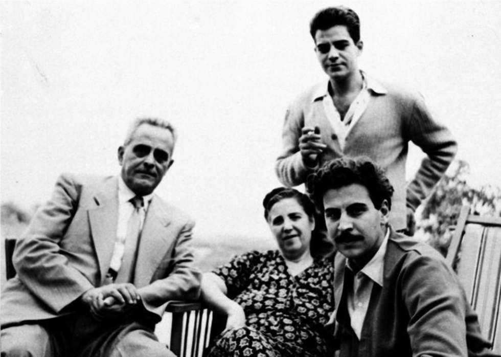 Ο Μίκης και ο Γιάννης με τους γονείς τους στον Γαλατά Χανίων (1954)