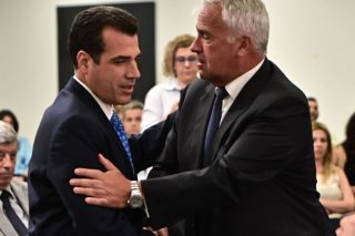 O Μάκης Βορίδης (δεξιά) καλωσορίζει τον διάδοχό του Θάνο Πλεύρη στο υπουργείο Μετανάστευσης και Ασύλου