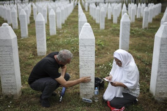 Μουσουλμάνοι της Βοσνίας τιμούν τη μνήμη μελών της οικογένειάς τους που χάθηκαν πριν από 30 χρόνια στη σφαγή της Σρεμπρένιτσα