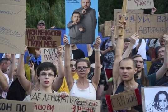 Διαδήλωση στο Κίεβο ενάντια στον νόμο Ζελένσκι