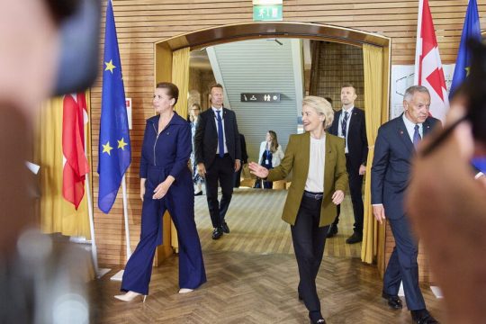 Η Δανή πρωθυπουργός Μέτε Φρεντέρικσεν (αριστερά) και η πρόεδρος της Κομισιόν, Ούρσουλα φον ντερ Λάιεν, προσέρχονται στο Πανεπιστήμιο του Ορχους για την επίσημη τελετή έναρξης της δανικής προεδρίας