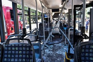 Το εσωτερικό λεωφορείου μετά τη σύγκρουση με άλλο στη Βούλα, με 47 τραυματίες, ανάμεσά τους και παιδιά