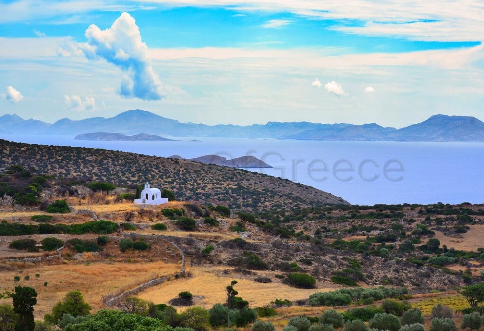 Η ενδοχώρα της Ηρακλειάς και στο βάθος ξεχωρίζει η Νάξος