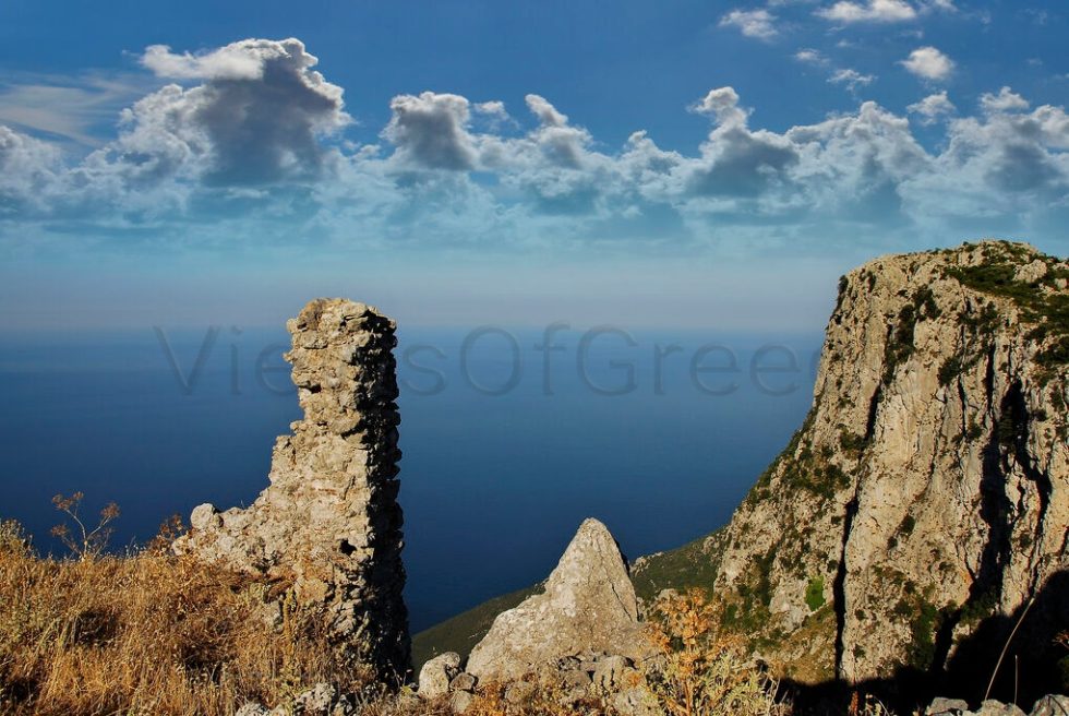 Χάρακας, η θέα από την Παλαιόχωρα στο Μυρτώο πέλαγος συγκλονίζει