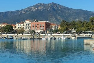 Η Ζάβιτσα (Τημένιον όρος) με υψόμετρο 974 μέτρα ορθώνεται επιβλητικά πάνω από το Αστρος και τα γύρω χωριά δίπλα στη θάλασσα. Η εγκατάσταση 6 τεράστιων ανεμογεννητριών θα αλλοιώσει για πάντα την περιοχή