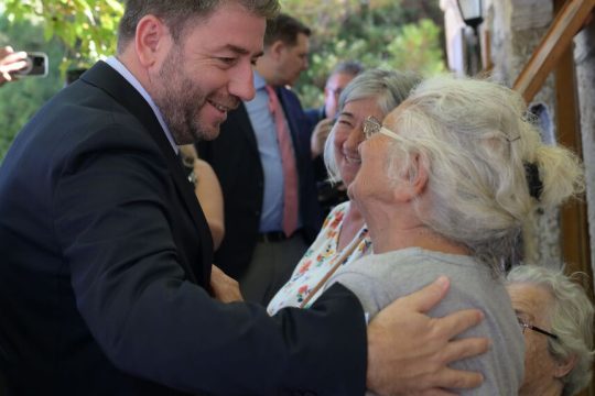 Στην Τένεδο, για τα θυρανοίξια του Ιερού Ναού Κοιμήσεως Θεοτόκου, όπου χοροστάτησε ο Οικουμενικός Πατριάρχης Βαρθολομαίος, παρέστη ο Νίκος Ανδρουλάκης