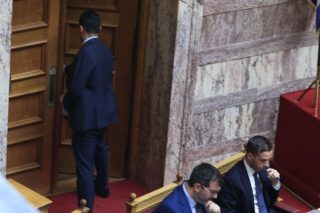 Από τη συζήτηση στην Ολομέλεια για το νομοσχέδιο που αφορά την ασφάλεια των τρένων. Πού να κρυφτεί ο Κ. Κυρανάκης από τα πυρά της αντιπολίτευσης;