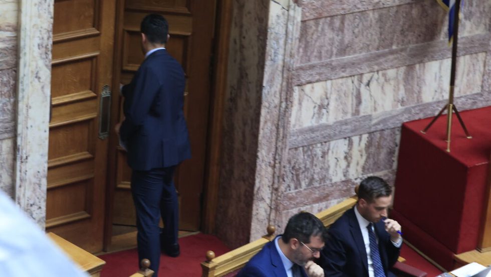 Από τη συζήτηση στην Ολομέλεια για το νομοσχέδιο που αφορά την ασφάλεια των τρένων. Πού να κρυφτεί ο Κ. Κυρανάκης από τα πυρά της αντιπολίτευσης;
