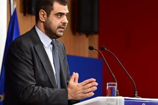 «Φαίνεται πως ζει σε άλλη χώρα και δεν γνωρίζει ότι υπάρχει δικογραφία της Ευρωπαϊκής Εισαγγελίας στη Βουλή» είπε για τον Παύλο Μαρινάκη ο εκπρόσωπος του ΠΑΣΟΚ